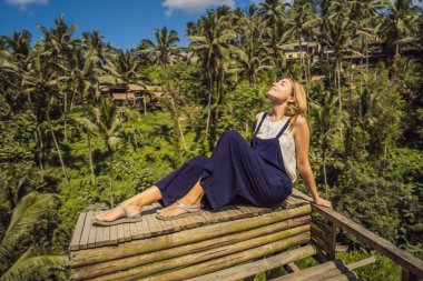 Güzel genç kadın pirinç tarım, dağ şekli yeşil Cascade pirinç alan teraslar paddies ile tipik Asya yamaçta yürümek. Ubud, Bali, Endonezya. Bali seyahat konsepti
