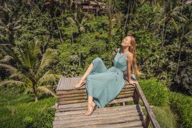 Güzel genç kadın pirinç tarım, dağ şekli yeşil Cascade pirinç alan teraslar paddies ile tipik Asya yamaçta yürümek. Ubud, Bali, Endonezya. Bali seyahat konsepti