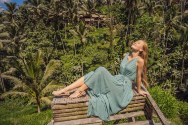 Güzel genç kadın pirinç tarım, dağ şekli yeşil Cascade pirinç alan teraslar paddies ile tipik Asya yamaçta yürümek. Ubud, Bali, Endonezya. Bali seyahat konsepti
