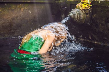 Kutsal bahar su Tapınağı Bali kadında. Bir petirtaan ya da banyo yapısı, onun kutsal kaynak suyu için ünlü Tapınağı bileşiği oluşur