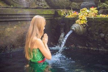 Kutsal bahar su Tapınağı Bali kadında. Bir petirtaan ya da banyo yapısı, onun kutsal kaynak suyu için ünlü Tapınağı bileşiği oluşur