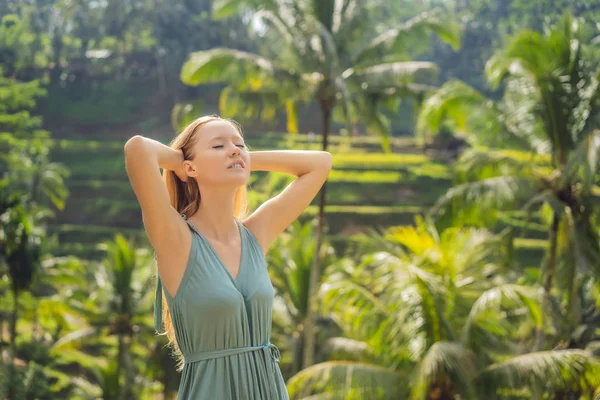 Schöne junge Frau zu Fuß an typisch asiatischen Berghang mit Reisanbau, Bergform grüne Kaskade Reisfeld Terrassen Reisfelder. ubud, bali, indonesien. bali Reisekonzept — Stockfoto