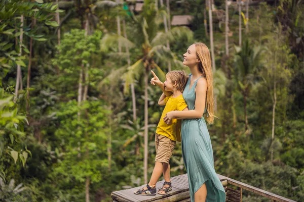 Anne ve oğlu pirinç terasları, Ubud, Bali, Endonezya'nın arka planda pirinç alan üzerinde. Çocuk kavramı ile seyahat. Uygulamada çocuklara öğretmek — Stok fotoğraf