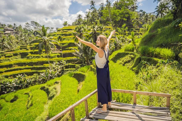 Bela jovem caminhada na encosta asiática típica com a agricultura de arroz, em forma de montanha arrozal verde cascata terraços arrozais paddies. Ubud, Bali, Indonésia. Bali conceito de viagem — Fotografia de Stock