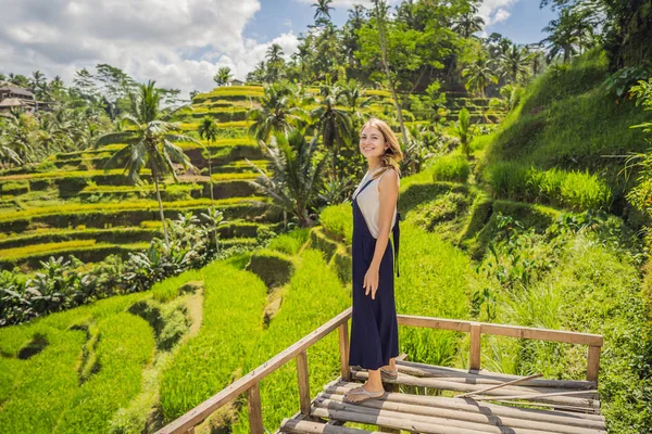 Bela jovem caminhada na encosta asiática típica com a agricultura de arroz, em forma de montanha arrozal verde cascata terraços arrozais paddies. Ubud, Bali, Indonésia. Bali conceito de viagem — Fotografia de Stock