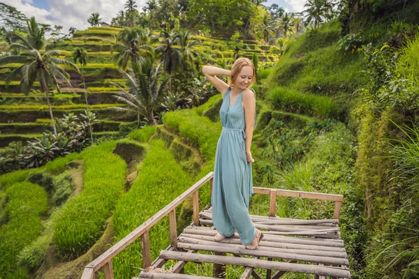 Schöne junge Frau zu Fuß an typisch asiatischen Berghang mit Reisanbau, Bergform grüne Kaskade Reisfeld Terrassen Reisfelder. ubud, bali, indonesien. bali Reisekonzept — Stockfoto