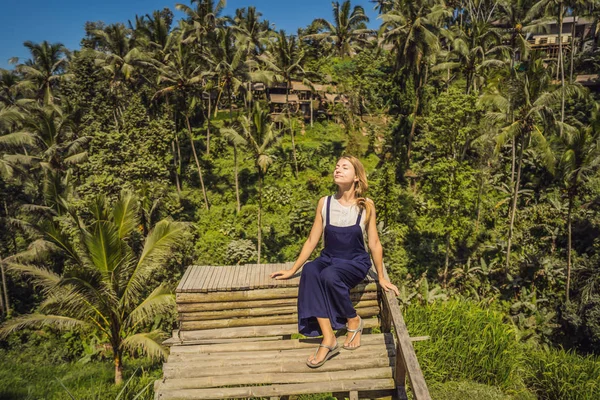 Bela jovem caminhada na encosta asiática típica com a agricultura de arroz, em forma de montanha arrozal verde cascata terraços arrozais paddies. Ubud, Bali, Indonésia. Bali conceito de viagem — Fotografia de Stock