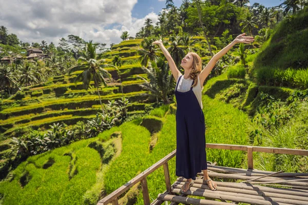 Hermosa mujer joven caminar en la ladera típica asiática con cultivo de arroz, la forma de montaña verde cascada campos de arroz terrazas arrozales. Ubud, Bali, Indonesia. Concepto de viaje Bali —  Fotos de Stock