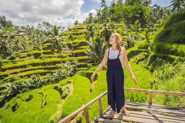 Bela jovem caminhada na encosta asiática típica com a agricultura de arroz, em forma de montanha arrozal verde cascata terraços arrozais paddies. Ubud, Bali, Indonésia. Bali conceito de viagem — Fotografia de Stock