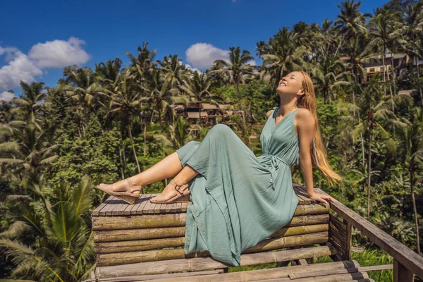 Bella passeggiata giovane donna a tipica collina asiatica con allevamento di riso, a forma di montagna verde cascata risaia terrazze paddies. Ubud, Bali, Indonesia. Concetto di viaggio Bali — Foto Stock