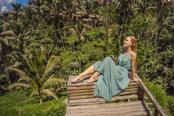 Schöne junge Frau zu Fuß an typisch asiatischen Berghang mit Reisanbau, Bergform grüne Kaskade Reisfeld Terrassen Reisfelder. ubud, bali, indonesien. bali Reisekonzept — Stockfoto