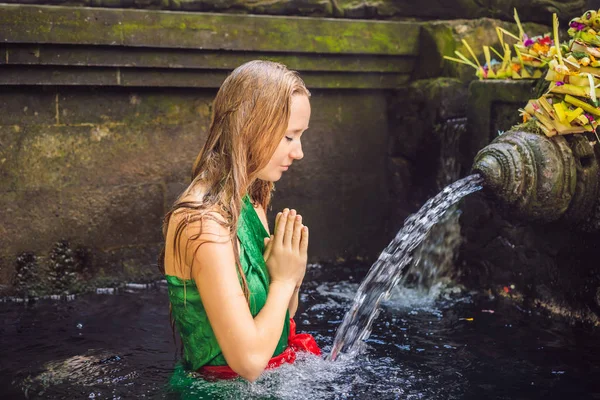 Vrouw in Heilige voorjaar water tempel in bali. De tempel compound bestaat uit een petirtaan of structuur, beroemd om zijn heilige bronwater Baden — Stockfoto