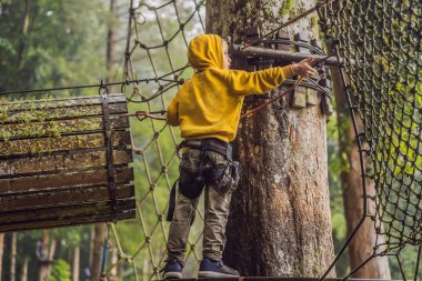 Halat parkında küçük bir çocuk. Parkta temiz havada çocuğun aktif fiziksel rekreasyon. Çocuklar için eğitim