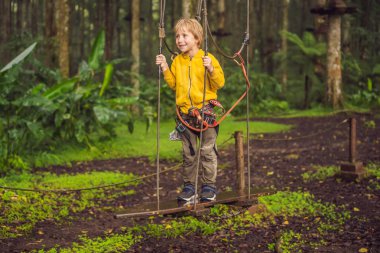 Halat parkında küçük bir çocuk. Parkta temiz havada çocuğun aktif fiziksel rekreasyon. Çocuklar için eğitim