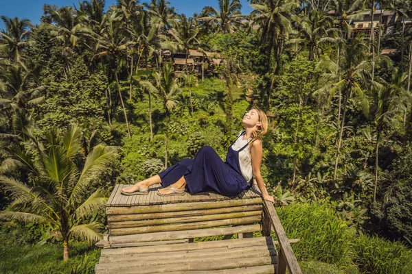 Bela jovem caminhada na encosta asiática típica com a agricultura de arroz, em forma de montanha arrozal verde cascata terraços arrozais paddies. Ubud, Bali, Indonésia. Bali conceito de viagem — Fotografia de Stock