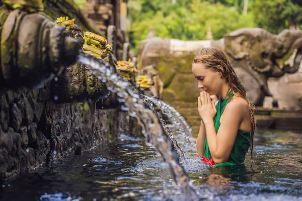 Mujer en el templo del agua de manantial santa en Bali. El complejo del templo consiste en un petirtaan o estructura de baño, famoso por su agua de manantial santa —  Fotos de Stock