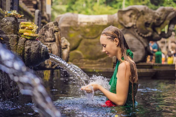 Kobieta w Świętej wiosna woda świątyni w bali. Związku świątyni składa się z petirtaan lub struktury, znany jego święte wiosna woda w kąpieliskach — Zdjęcie stockowe