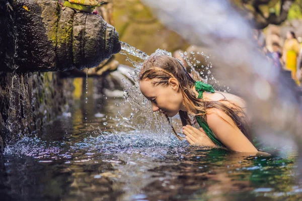 Vrouw in Heilige voorjaar water tempel in bali. De tempel compound bestaat uit een petirtaan of structuur, beroemd om zijn heilige bronwater Baden — Stockfoto