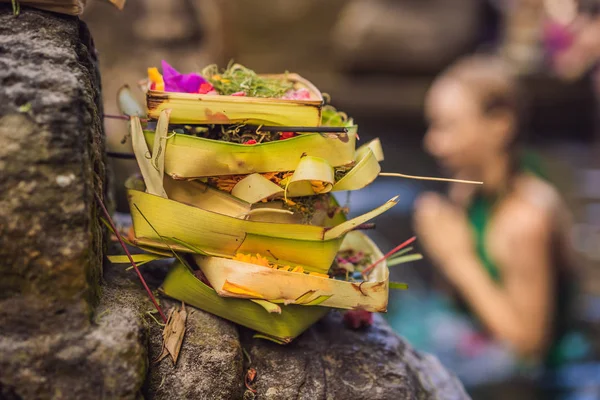 Femme dans le temple de l'eau de source sainte à Bali. Le complexe du temple se compose d'un petirtaan ou structure de baignade, célèbre pour son eau de source sainte — Photo