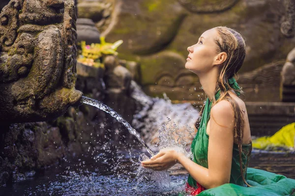 Mujer en el templo del agua de manantial santa en Bali. El complejo del templo consiste en un petirtaan o estructura de baño, famoso por su agua de manantial santa —  Fotos de Stock