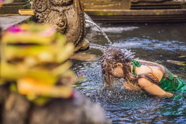 Mujer en el templo del agua de manantial santa en Bali. El complejo del templo consiste en un petirtaan o estructura de baño, famoso por su agua de manantial santa — Foto de Stock