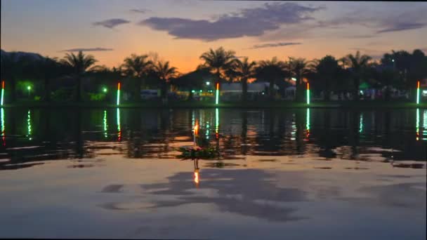Um kratong sagrado a flutuar num lago. Conceito de Loi Kratong — Vídeo de Stock