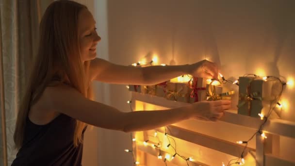 Молодая женщина делает рождественский календарь для своих детей — стоковое видео