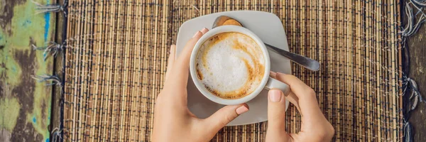 Молодая женщина пьет кофе в кафе в горах Баннер, длинный Формат — стоковое фото