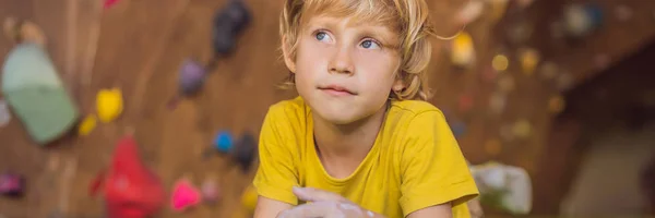 Niño descansando después de escalar una pared de roca interior BANNER, FORMATO LARGO — Foto de Stock