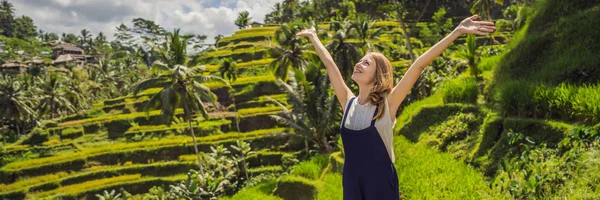 BANNER, LONG FORMAT Beautiful young woman walk at typical Asian hillside with rice farming, mountain shape green cascade rice field terraces paddies. Ubud, Bali, Indonesia. Bali travel concept — Stock Photo, Image