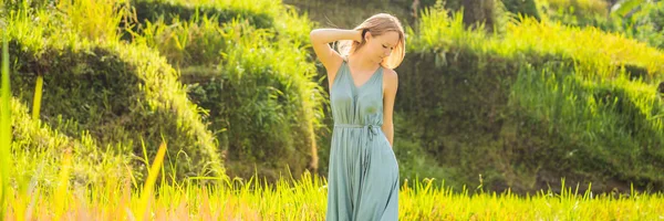 Banner, uzun Format güzel genç kadın pirinç tarım, dağ şekli yeşil Cascade pirinç alan teraslar paddies ile tipik Asya yamaçta yürümek. Ubud, Bali, Endonezya. Bali seyahat konsepti — Stok fotoğraf