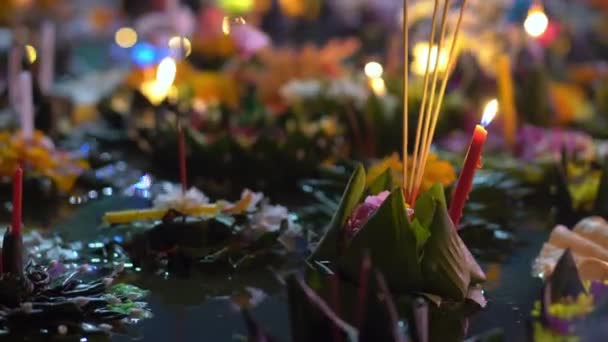 Un sacco di krathong galleggiano sull'acqua. Festeggiamo una tradizionale festa thailandese - Loy Krathong — Video Stock