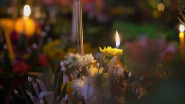 Suda yüzen bir sürü yüzdürürler var. Geleneksel bir Tayland tatili kutluyor-Loy Krathong