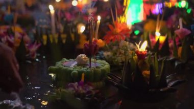Suda yüzen bir sürü yüzdürürler var. Geleneksel bir Tayland tatili kutluyor-Loy Krathong