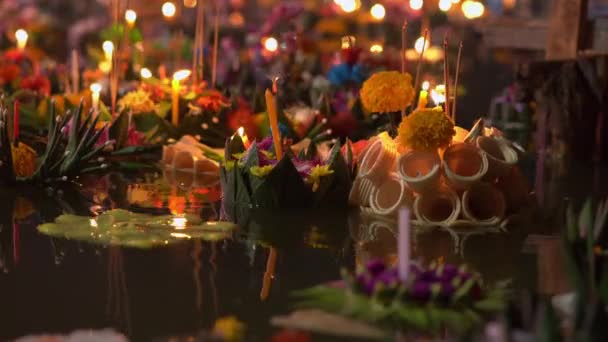 Muitos Krathongs a flutuar na água. Celebrando um feriado tradicional tailandês Loy Krathong — Vídeo de Stock