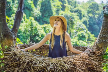 Bali trendi, her yerde saman yuvaları. Genç turist Bali adası, Endonezya etrafında onu seyahat zevk. Güzel bir tepede mola. Saman yuvasında fotoğraf, doğal bir çevre. Yaşam tarzı