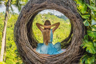 Bali trendi, her yerde saman yuvaları. Genç turist Bali adası, Endonezya etrafında onu seyahat zevk. Güzel bir tepede mola. Saman yuvasında fotoğraf, doğal bir çevre. Yaşam tarzı