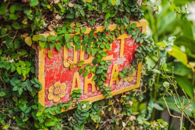 Bahçenin sessiz bir köşesinde bir işaret Sessiz Alan