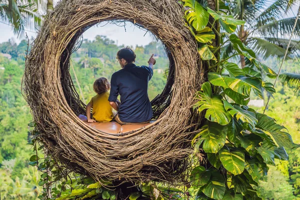 Bali trendi, her yerde saman yuvaları. Çocuk dostu bir yer. Mutlu aile Bali adası, Endonezya etrafında seyahat zevk. Güzel bir tepede mola. Bir saman yuvasında Fotoğraf, doğal — Stok fotoğraf