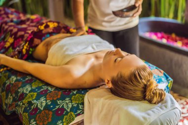 Genç güzel rahatlatıcı kadın güzellik salonunda Spa Masaj omuz Başlarken