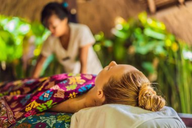 Genç güzel rahatlatıcı kadın güzellik salonunda Spa Masaj omuz Başlarken