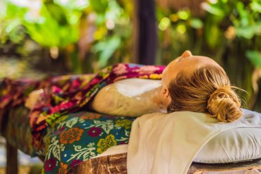 Genç güzel rahatlatıcı kadın güzellik salonunda Spa Masaj omuz Başlarken