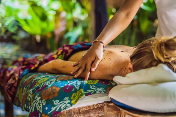 Genç güzel rahatlatıcı kadın güzellik salonunda Spa Masaj omuz Başlarken