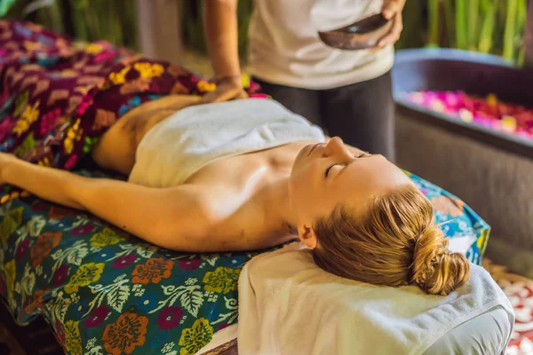 Genç güzel rahatlatıcı kadın güzellik salonunda Spa Masaj omuz Başlarken