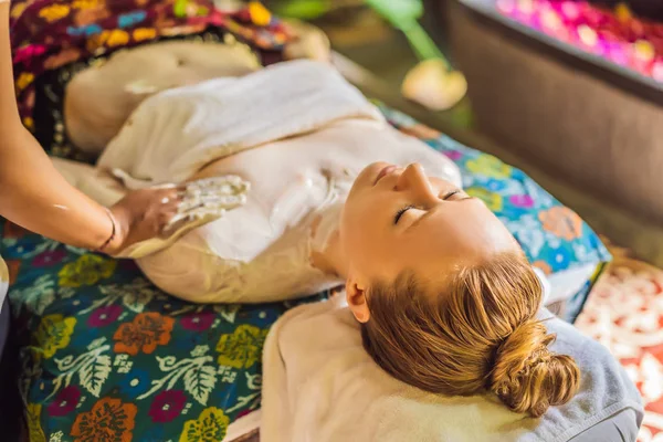 Junge schöne entspannende Frau bekommt Wellness-Massage der Schulter im Schönheitssalon — Stockfoto