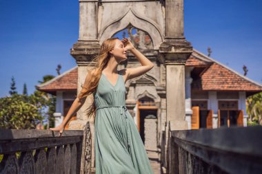 Endonezya Bali Adası'nda Su Sarayı Soekasada Taman Ujung Harabeleri elbiseli genç kadın. İnanılmaz eski mimari. Seyahat ve tatil arka plan