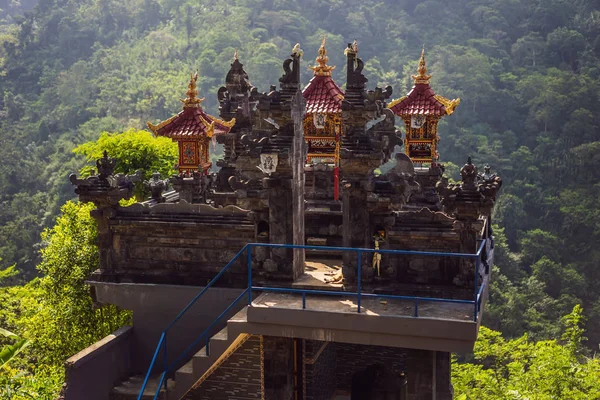 Traditionele Balinese huizen en tempels met panoramisch uitzicht in de jungle, tropisch regenwoud en bergen — Stockfoto