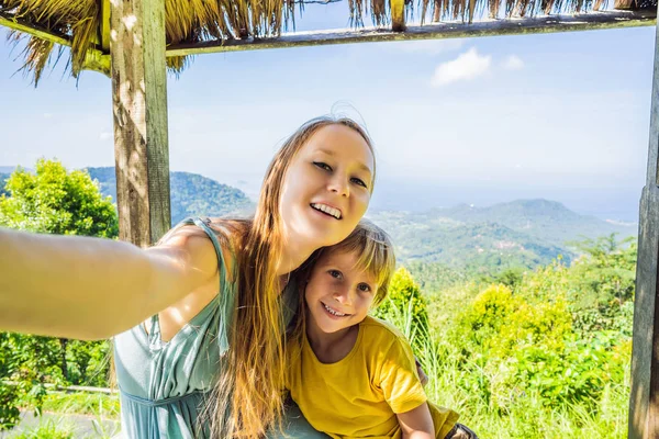 Mom and son in a gazebo in Bali. Traveling with kids concept. Kids Friendly places — Stock Photo, Image