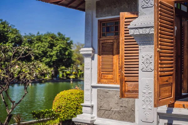 Water Palace Taman Ujung i Bali Island Indonesien - rejser og arkitektur baggrund - Stock-foto