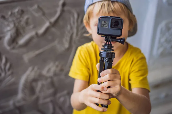 小さな男の子は、アクションカメラでビデオを撮影します — ストック写真